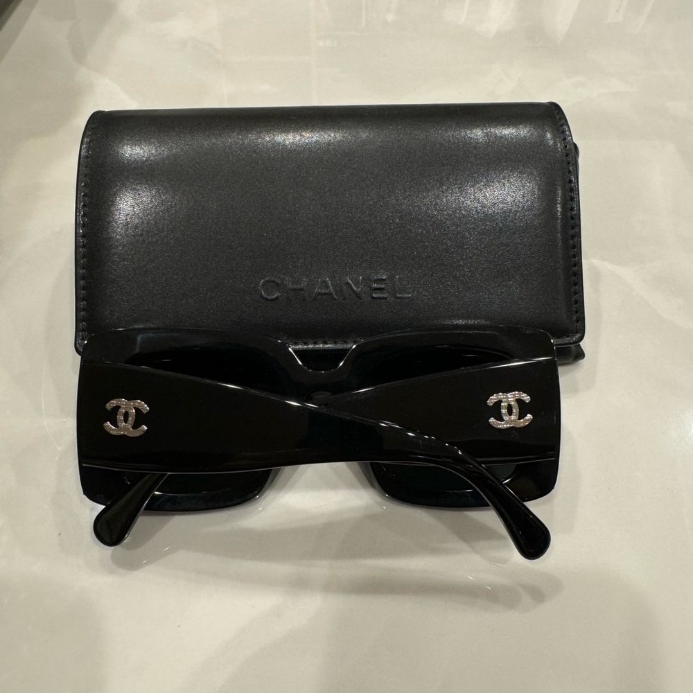 ❤️SOLD❤️Chanel Black Sunglasses with Case